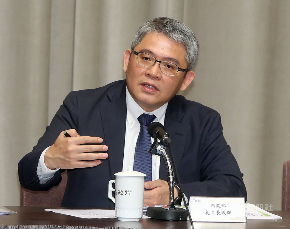 內政部次長花敬群25日在行政院會後記者會表示,為了提高民眾申請危老建築耐震評估的誘因和促進整合社區意見,內政部擬加倍補助耐震初評費用,由目前的新台幣6000元至8000元,提高到1萬2000元至1萬5000元。中央社記者鄭傑文攝 108年4月25日