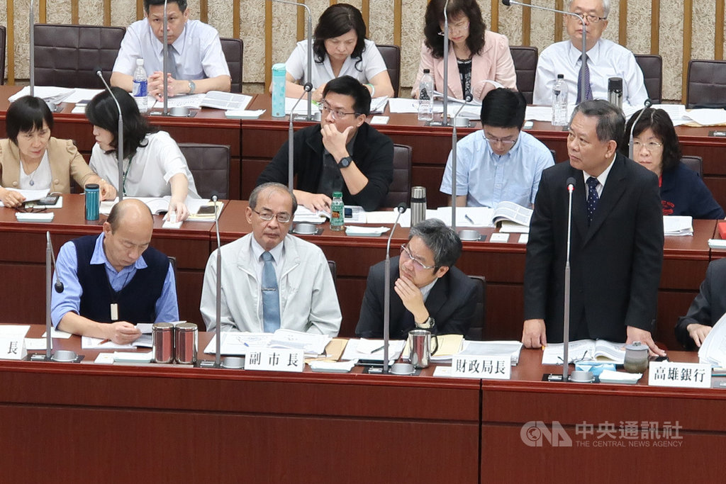 高雄銀行董事長張雲鵬(前右)25日列席高雄市議會指出,慶富案是「失敗的授信」,金管會以高銀「核有未建立及未確實執行相關內部控制制度缺失」裁罰。中央社記者王淑芬攝 108年4月25日