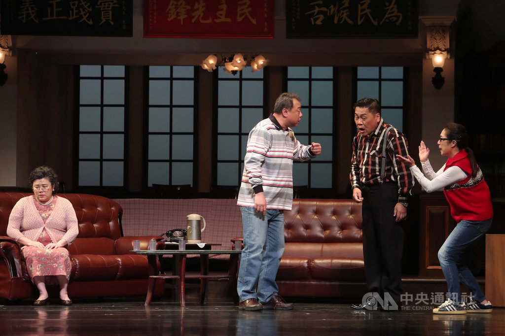 綠光劇團「人間條件二–她與她生命中的男人們」26日起將在台北國家劇院經典重演,彩排記者會25日下午舉辦,呈現劇中精彩片段。中央社記者吳家昇攝 108年4月25日
