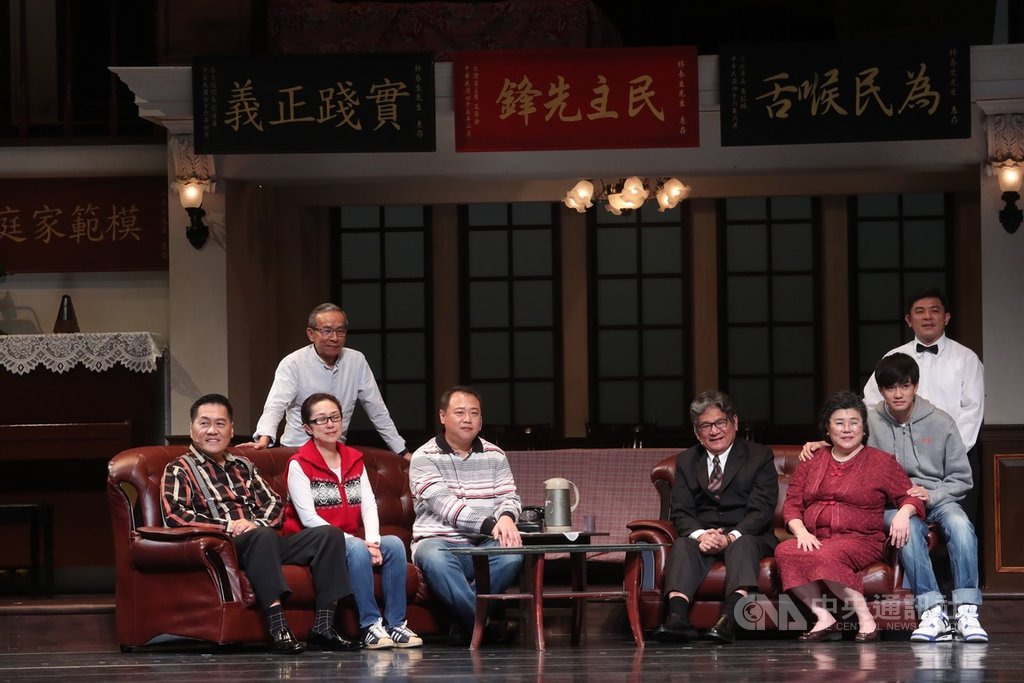 綠光劇團「人間條件二–她與她生命中的男人們」彩排記者會25日在國家戲劇院舉行,編導吳念真(後左)與演員群在台上合影。中央社記者吳家昇攝 108年4月25日
