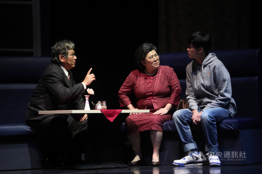綠光劇團「人間條件二–她與她生命中的男人們」26日起將在台北國家劇院經典重演,25日彩排,演員李永豐(左)、林美秀(中)飾演劇中男女主角的老年時期。。中央社記者吳家昇攝 108年4月25日