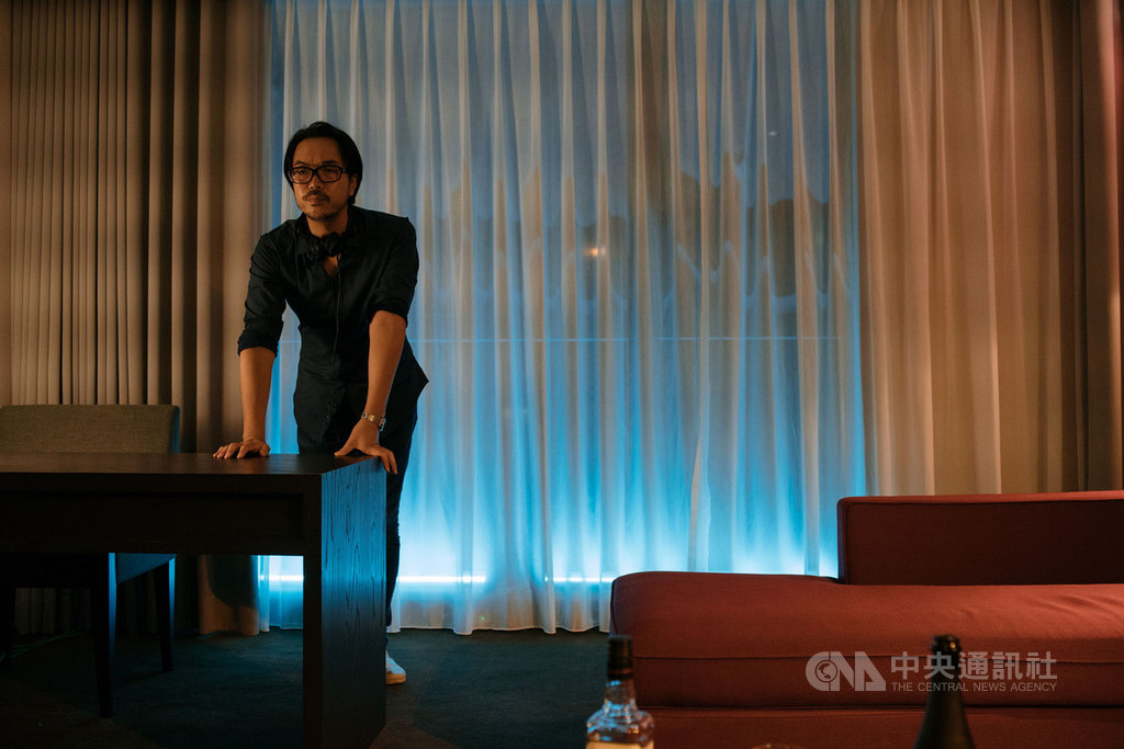 台日合拍電影「亡命之徒」6月將在台灣上映,導演半野喜弘(圖)是華語電影愛用配樂師,曾經入圍金馬獎最佳原創電影音樂,這次2度挑戰導演,國際配樂大師坂本龍一也跨刀為半野喜弘譜寫配樂。(威視電影提供)中央社記者洪健倫傳真 108年4月25日