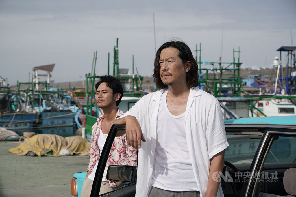 6月將在台灣上映的電影「亡命之徒」,由日本演員妻夫木聰(左)與豐川悅司(右)領銜主演,兩人將隨導演半野喜弘來台宣傳新片。(威視電影提供)中央社記者洪健倫傳真 108年4月25日