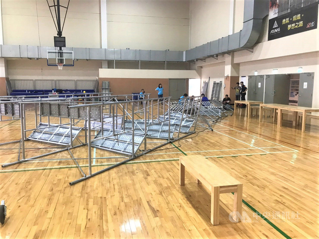 新北市蘆洲國民運動中心5樓籃球場籃球架懸臂因日前地震導致鋼軌位移,找來廠商維修,沒想到架設鷹架倒塌,導致兩人受傷送醫,其中一人急救後仍宣告不治。(翻攝畫面)中央社記者王鴻國傳真 108年4月25日