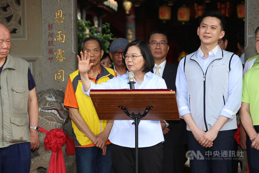 總統蔡英文(中)25日到新竹縣湖口三元宮參拜並發表談話,蔡總統表示,政府做的許多事情需要在二、三年後才會看見效果,近期已逐漸呈現。中央社記者魯鋼駿攝 108年4月25日