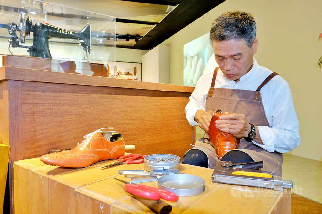 「履程-台灣製鞋工藝特展」在桃園國際機場第二航廈3樓的報到櫃台旁展出,25日還邀請師傅現場示範手工製鞋,讓旅客了解一雙鞋子是如何誕生。中央社記者吳睿騏桃園機場攝 108年4月25日