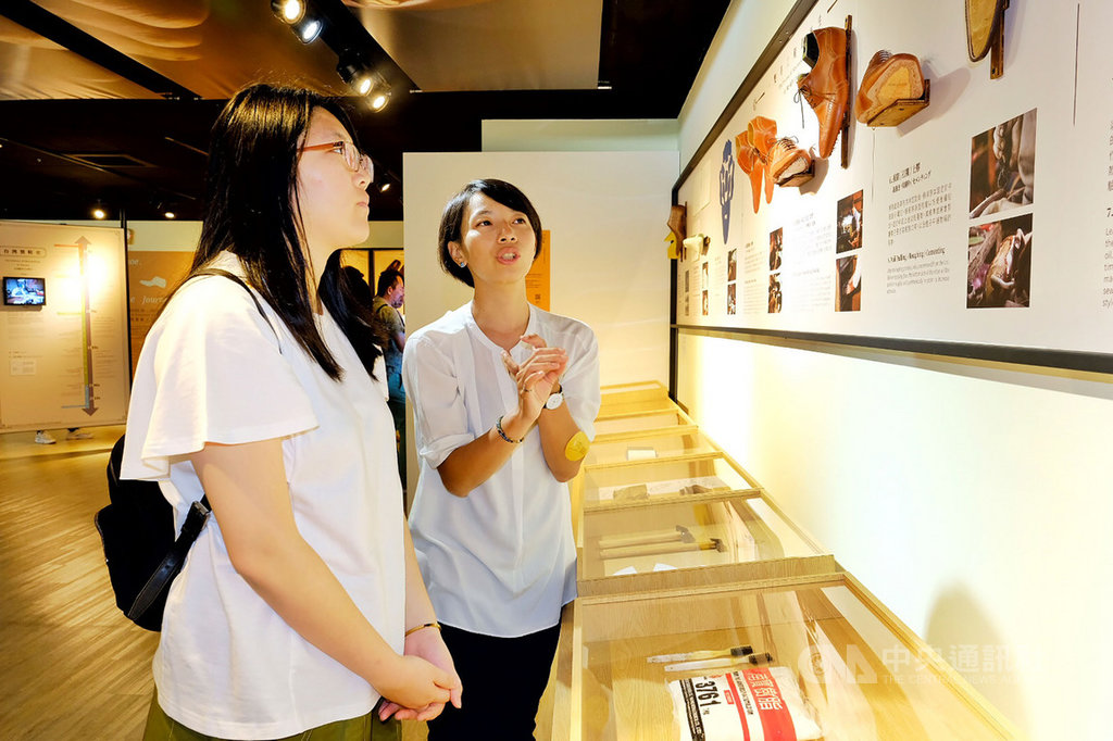 「履程-台灣製鞋工藝特展」除了以科普角度介紹鞋子各部位知識,也透過靜態的照片文字及動態影像介紹,敘述製鞋老師傅的故事。中央社記者吳睿騏桃園機場攝 108年4月25日