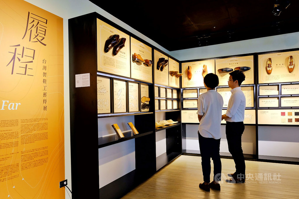 桃園國際機場公司與宅配通公司及手工鞋品牌「林果良品」合作,在第二航廈22號報到櫃台旁規畫「履程-台灣製鞋工藝特展」。中央社記者吳睿騏桃園機場攝 108年4月25日