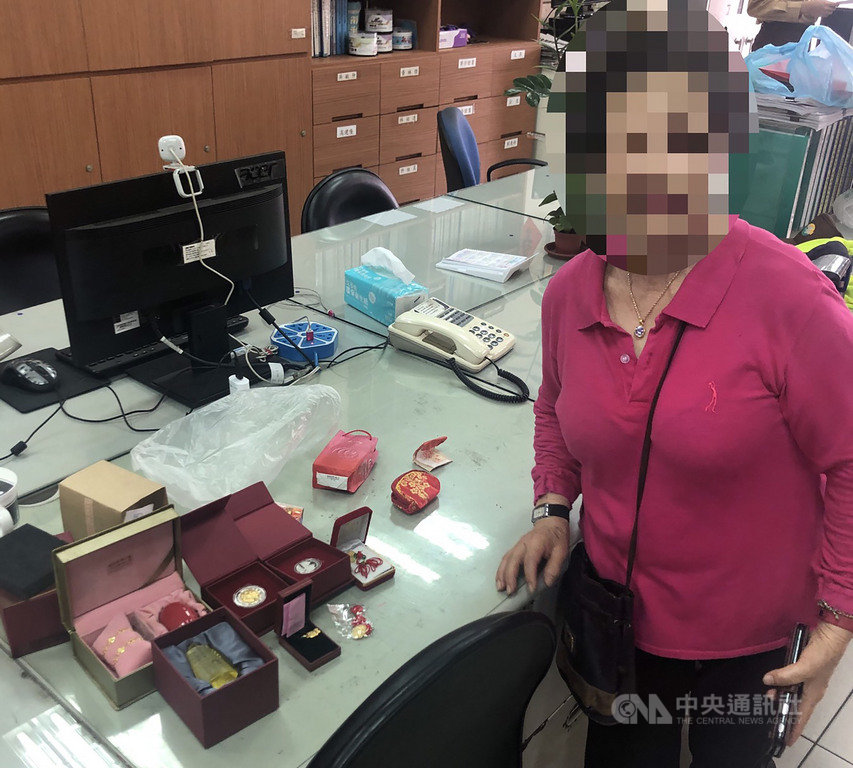 基隆市一名沈姓婦人(圖)25日將家中音箱拿到巷口丟棄,返家後丈夫告知裡面藏有女兒滿月禮金飾等多件貴重品,沈婦急忙回頭尋找,但音箱已不知去向,幸在警方協助下找回,沈婦喜極而泣。(翻攝照片)中央社記者王朝鈺傳真 108年4月25日