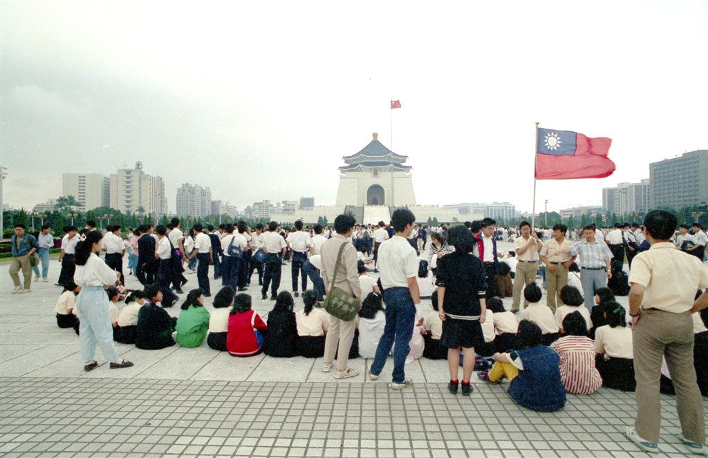 台灣學生1989年5月28日在中正紀念堂舉行「手連手、心連心、台北和北京」活動,聲援天安門的民主運動。(中央社檔案照片)