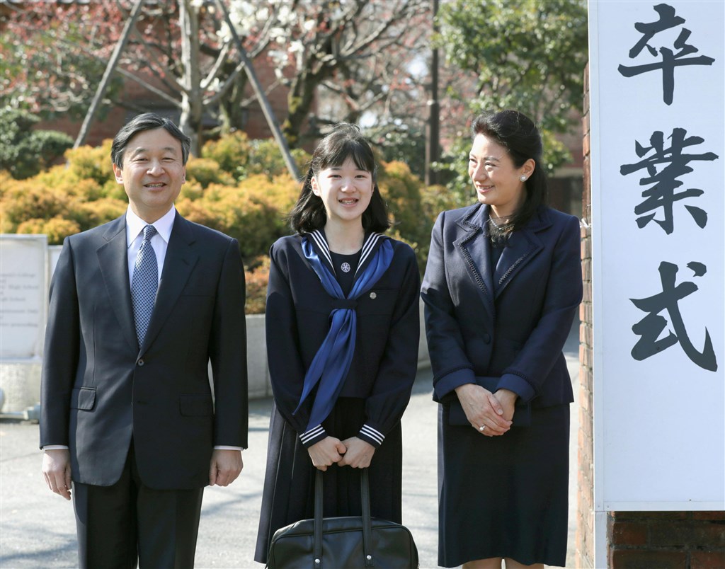 學習院主要為貴族、華族子女所設。圖為2017年3月愛子公主(中)從學習院女子中等科畢業。(檔案照片/共同社提供)