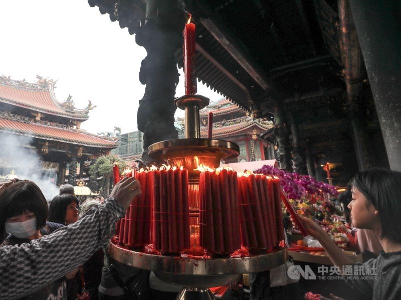 香火鼎盛的台北龍山寺宣布,為維護空氣品質及預防火災,5月1日起禁點蠟燭。(中央社檔案照片)
