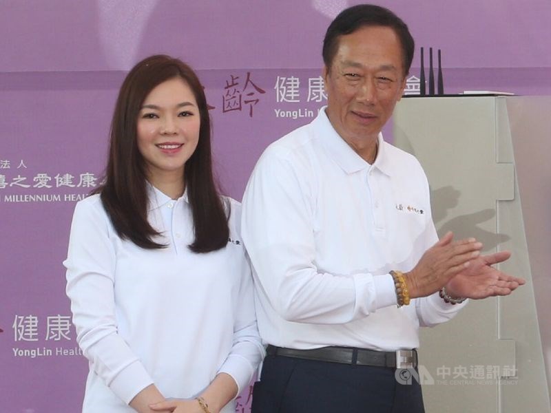 宣布參選總統的鴻海董事長郭台銘(右)25日對媒體坦言,妻子曾馨瑩(左)對他跳出來選不諒解,在他宣布參選的那一天已經離家出走了。(中央社檔案照片)