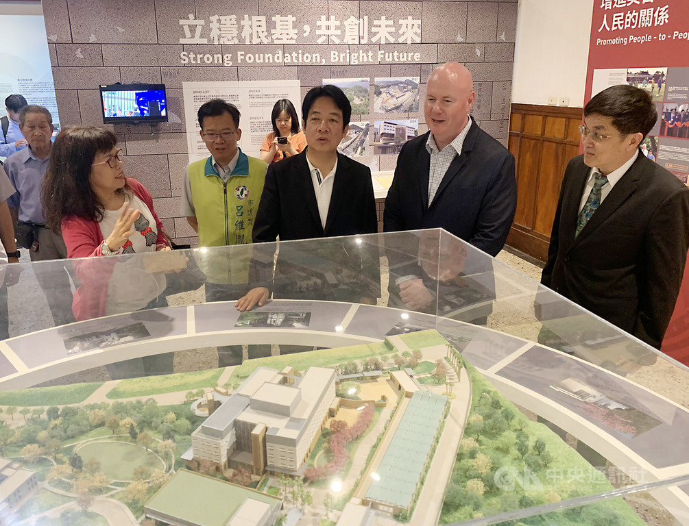 前美國副總統錢尼的副國家安全顧問葉望輝(Stephen Yates)(右2)26日與前行政院長賴清德(右3)會面,兩人並一同參觀在愛國婦人館展出的台灣關係法40週年特展。中央社記者張榮祥台南攝 108年4月26日