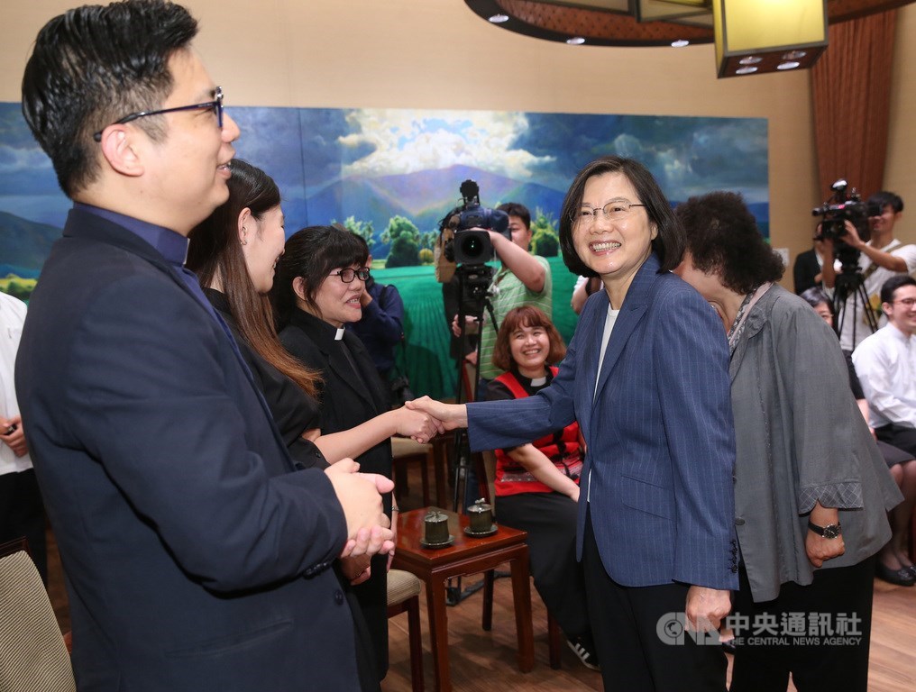 總統蔡英文(前右)26日下午在總統府接見台灣基督長老教會牧師,蔡總統表示,感謝大家來總統府給我溫暖,非常感動,也謝謝你們的祝福。中央社記者鄭傑文攝 108年4月26日