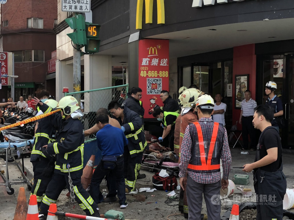 新北市板橋區溪城路一處工地26日上午施工地下管線時,疑似下水道汙水廢氣不明原因引發氣爆,造成3名工人受傷送醫。(警方提供)中央社記者黃旭昇新北傳真 108年4月26日