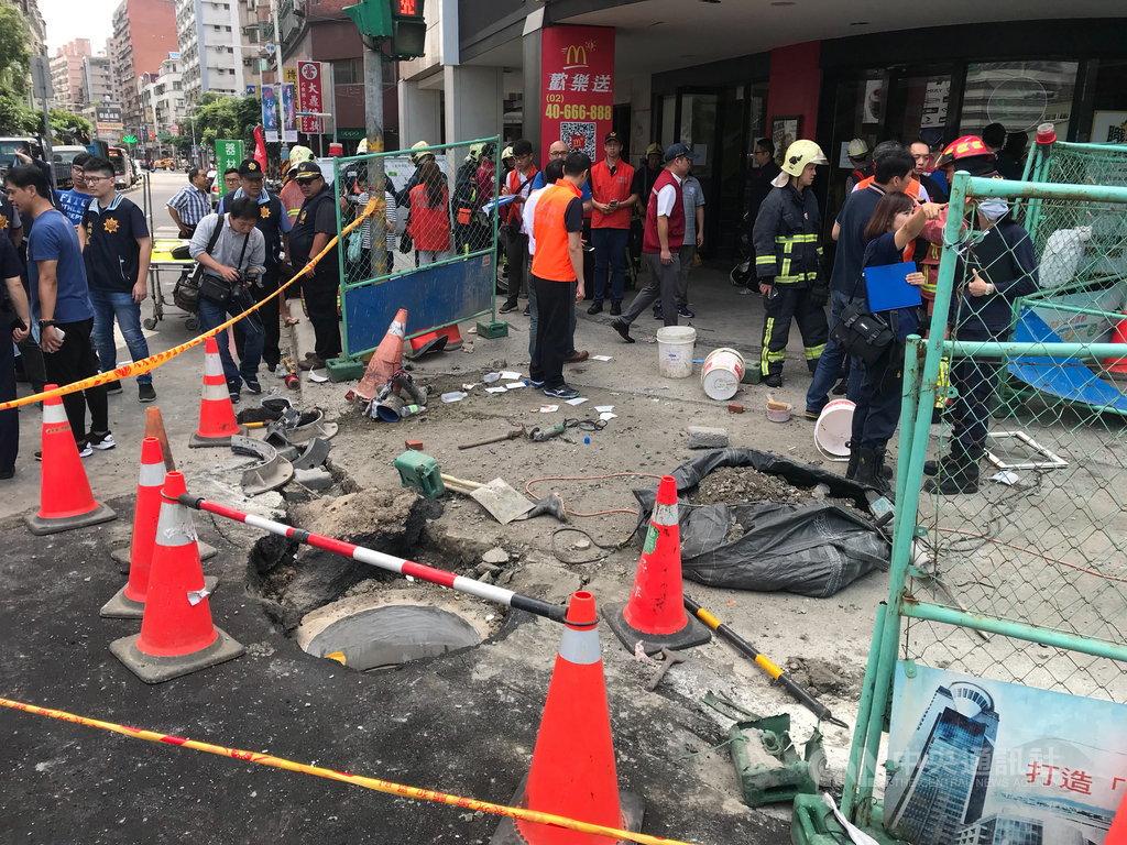 新北市樹林污水下水道工程26日發生氣爆,現場一片凌亂,工地3名工人受傷送醫,水利局已前往慰問傷者,協調損害賠償。(警方提供)中央社記者黃旭昇新北傳真 108年4月26日