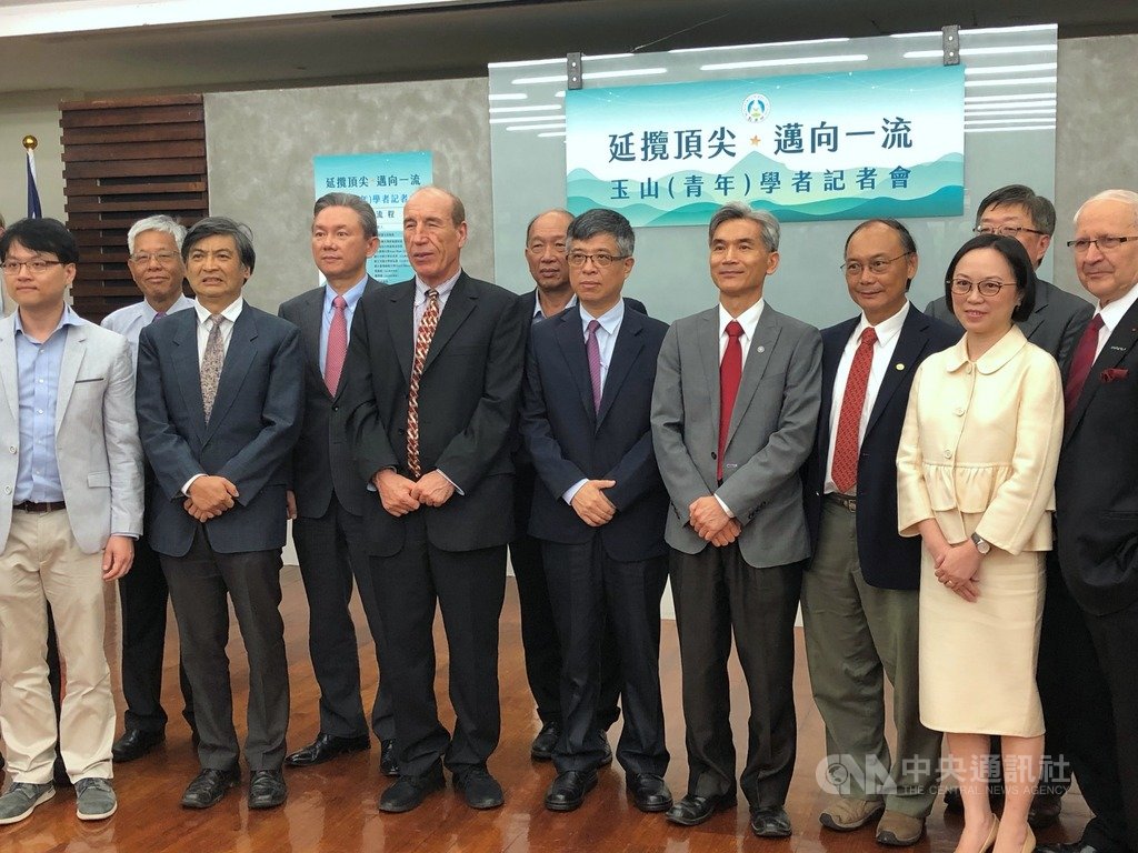 為延攬優秀學者來台,教育部推出「玉山(青年)學者」方案,目前已核定46件,其中25人已聘任。教育部26日舉行記者會,邀請多位獲得補助的學者分享。中央社記者陳至中台北攝 108年4月26日