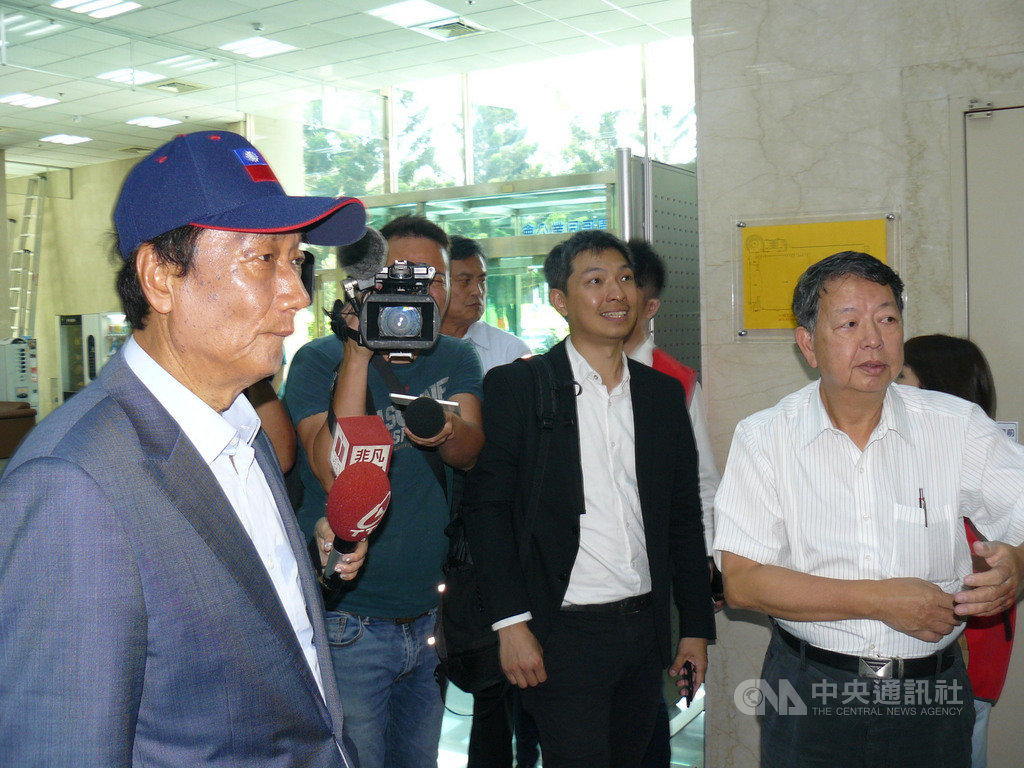鴻海董事長郭台銘(左1)26日前往位於新竹科學園區的台灣科學園區科學工業同業公會,與竹科廠商座談,由公會秘書長張致遠(右1)出面接待。中央社記者張建中攝 108年4月26日
