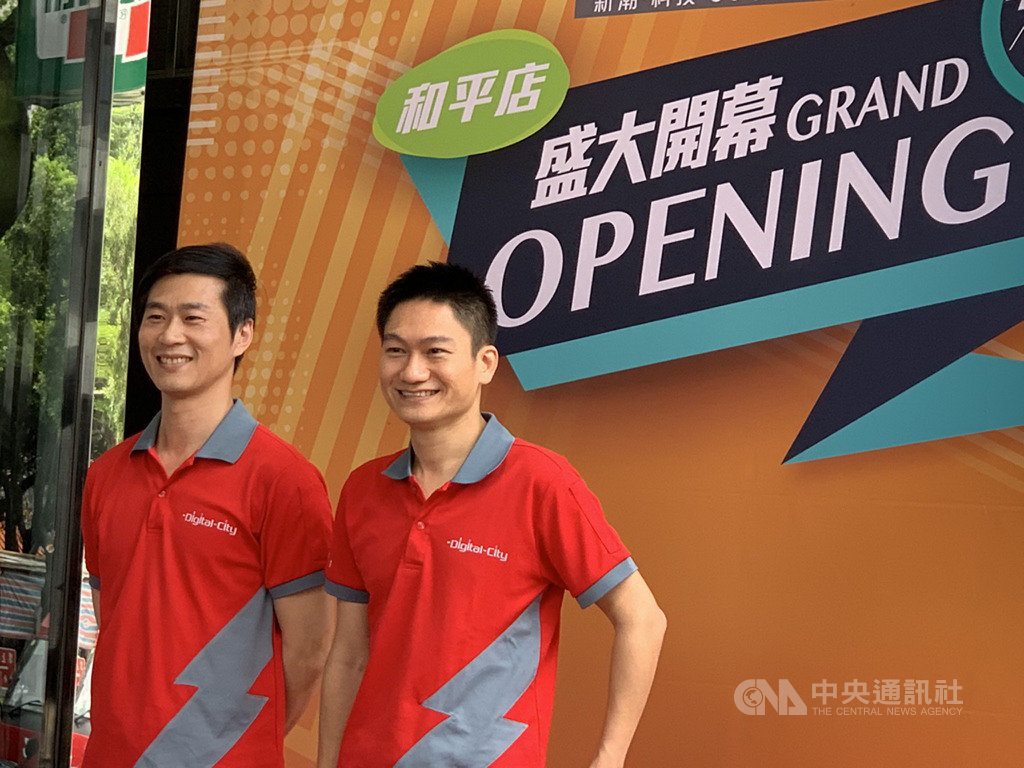 全國電子拓展旗下新型態3C通路品牌Digital City,26日在台北市開出全台第7家門市,全年仍朝總數10家的目標邁進。圖右至左為全國電子總經理林政勳、發言人暨行銷部協理林政儒。中央社記者吳家豪攝 108年4月26日