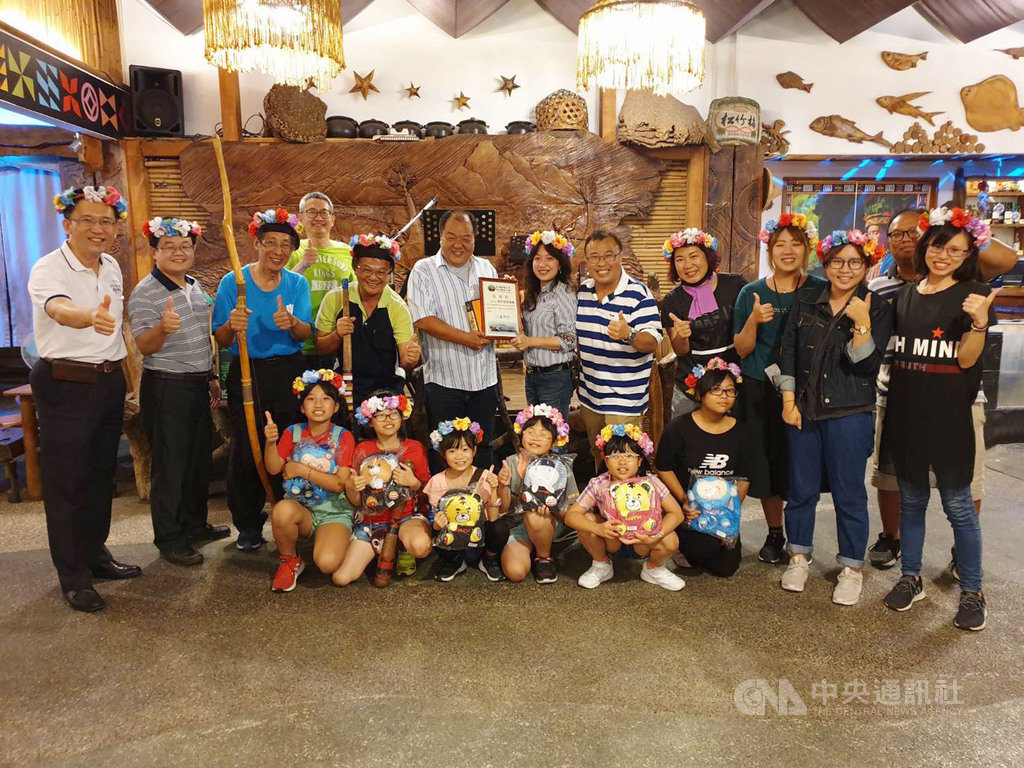 澎湖縣馬公市虎井國小師生26日赴高雄展開走讀學習,拜訪高雄明正國小、國立科學工藝博物館等場域,進行生活中不同的學習體驗。(馬公虎井國小提供)中央社 108年4月26日