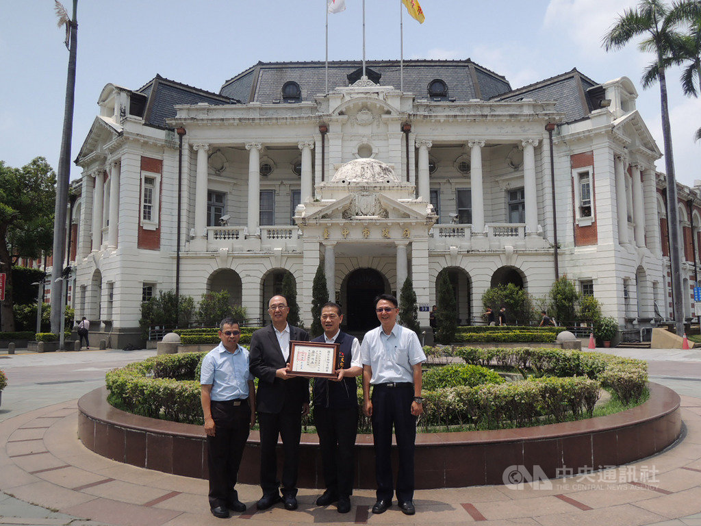 台中州廳獲指定為國定古蹟,26日由文化部文化資產局長施國隆(左2)代表頒發證書,由台中市文化局長張大春(右2)代表受贈。中央社記者郝雪卿攝 108年4月26日