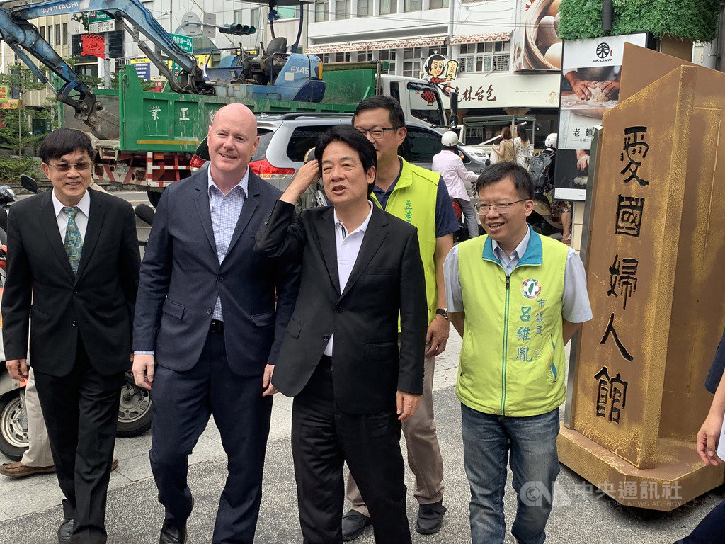 投入民進黨總統初選的前行政院長賴清德(前右2)和前美國副總統錢尼的副國安顧問葉望輝(Stephen Yates)(前右3)26日在台南會面,賴清德受訪時表示,希望大家尊重他參選權利,讓初選制度好好走完。中央社記者張榮祥台南攝 108年4月26日