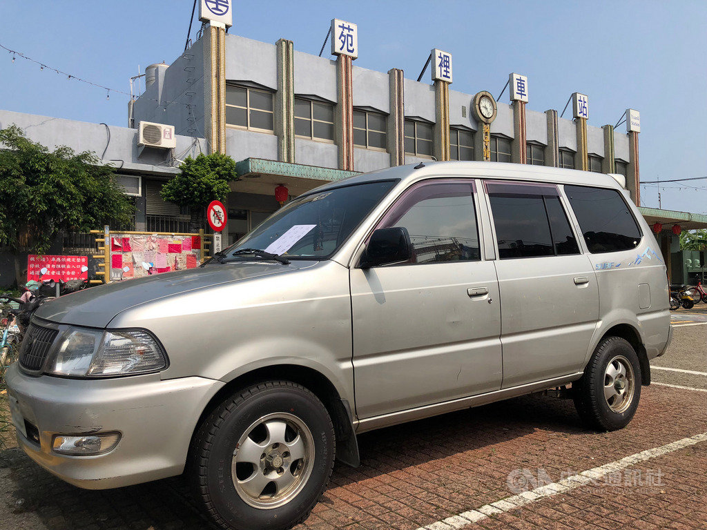 苗栗縣苑裡鎮公所在火車站前租用台鐵土地設置免費停車格,卻屢遭民眾長時間占用,近來銀色休旅車一停又是10多天,引發地方公憤。中央社記者管瑞平攝 108年4月26日