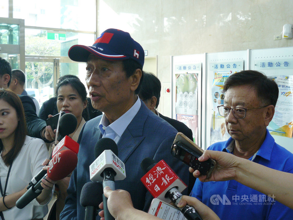 鴻海董事長郭台銘(中)26日前往竹科,與廠商代表座談,會後聯電榮譽副董事長宣明智(右)陪同郭台銘接受媒體訪問。宣明智表示,郭台銘這次是玩真的。中央社記者張建中攝 108年4月26日