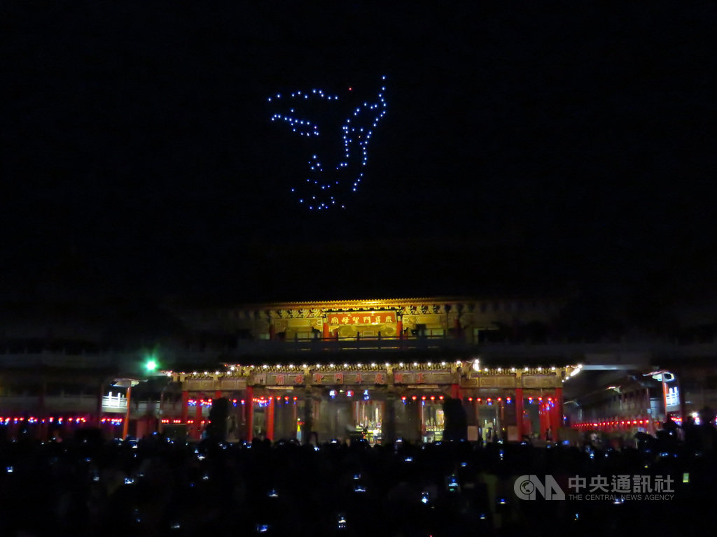 27日是媽祖誕辰,南科AI自造基地團隊26日晚間出動百架無人機,在台南市安南區土城正統鹿耳門聖母廟上空排列多種圖案,以燈光秀為媽祖祝壽。中央社記者張榮祥台南攝 108年4月26日