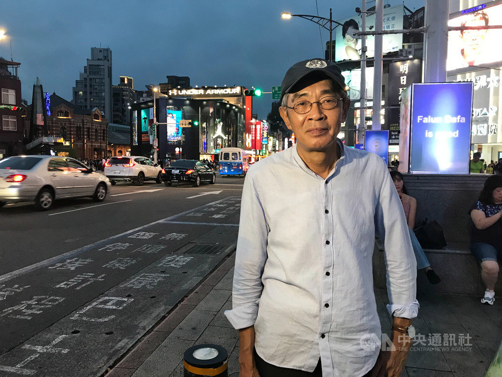 前香港銅鑼灣書店店長林榮基26日傍晚在西門町街頭接受媒體採訪時表示,已與友人洽談,可望延續開設書店計畫,但簽證只剩20天效期,盼儘快找到工作。中央社記者繆宗翰攝 108年4月26日