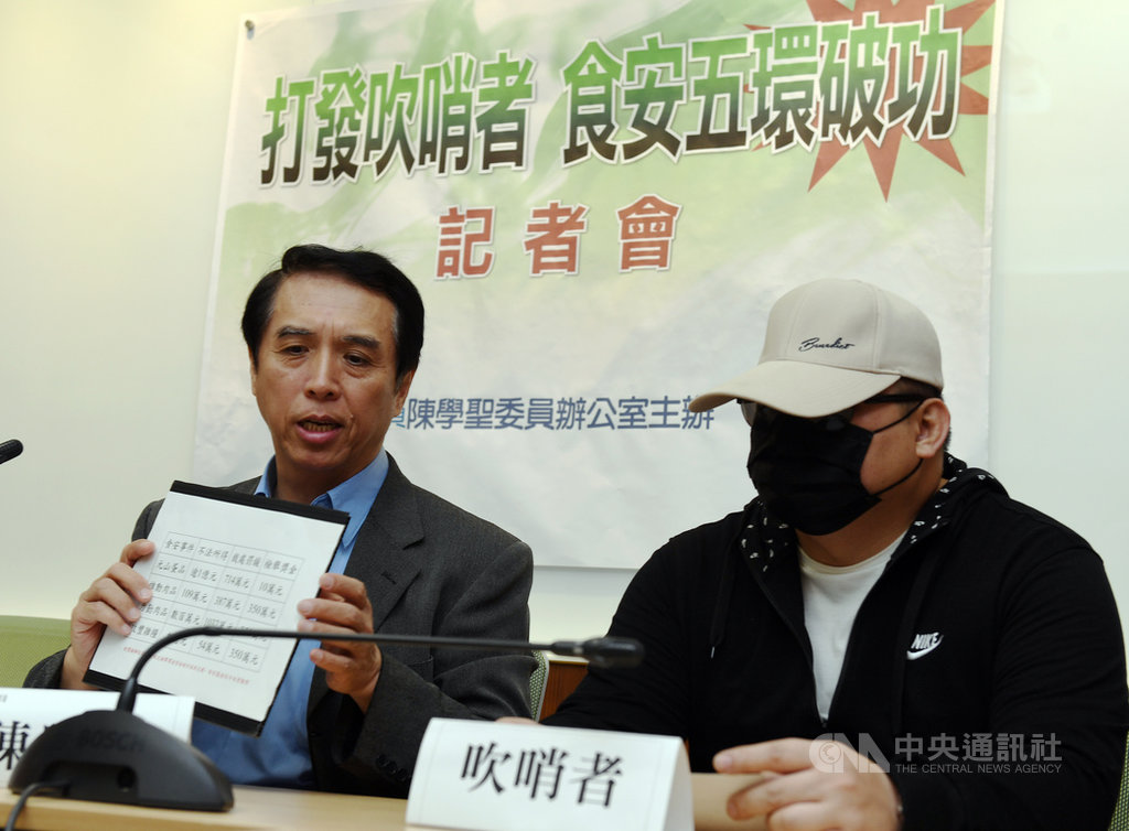 去年8月發生桃園元山蛋品公司涉嫌販售黑心液蛋,國民黨立委陳學聖(左)26日陪同檢舉此案的A先生(右)在立法院舉行記者會指出,黑心廠商應受法律制裁,但吹哨者不僅丟了工作,身家安全也受威脅,呼籲政府重視。中央社記者施宗暉攝 108年4月26日