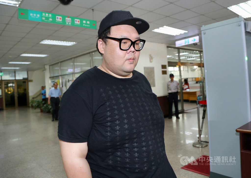 台灣高等法院審理「W飯店女子命案」,26日做出更一審判決,認為朱家龍(圖)等人轉讓藥品與女子死亡無相當因果關係,依藥事法轉讓偽藥或禁藥罪,改判朱家龍2年10月徒刑,並獲新台幣100萬元交保。中央社記者張皓安攝 108年4月26日