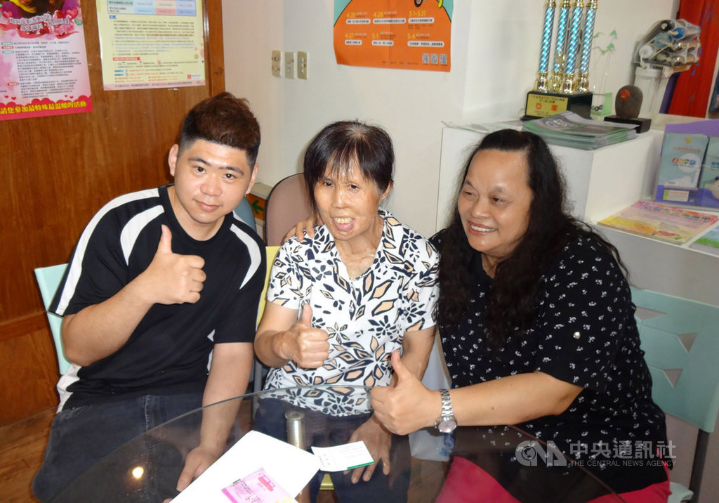 第26屆中華民國十大傑出愛心媽媽慈暉獎26日公布入選名單,家住桃園的范秀菊(中)一肩扛起照顧照護家中中風婆婆與罹患智能障礙子女的重責,體現「阿母的堅持」,獲慈暉獎肯定。中央社記者陳朝福攝 108年4月26日