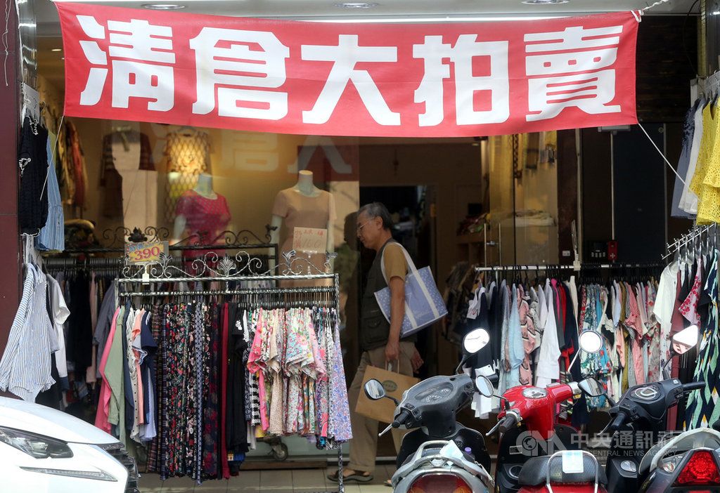 國家發展委員會26日發布3月景氣燈號,續亮代表景氣「趨弱」的黃藍燈,景氣同時指標仍持續下跌,但跌幅不再擴大;領先指標轉呈上升亦連3個月走高,顯示景氣走緩現象或將改善,但須密切關注後續變化。中央社記者鄭傑文攝 108年4月26日