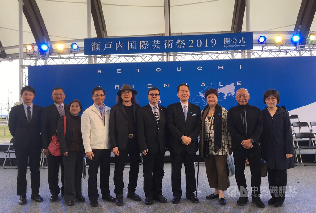 日本瀨戶內國際藝術祭2019於26日在香川縣高松港周邊舉行開幕典禮,香川縣知事濱田惠造(右4)與台灣藝術家林舜龍(右2)、王文志(左5)等合照。(駐日代表處台灣文化中心提供)中央社記者楊明珠東京傳真 108年4月26日