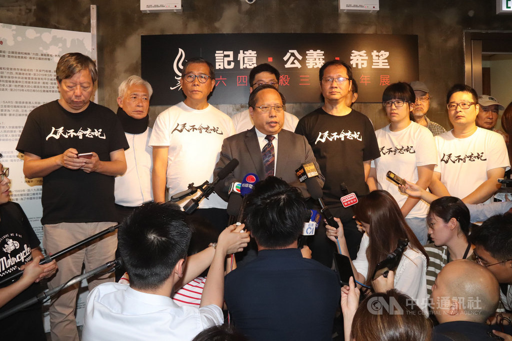 香港「六四紀念館」26日在九龍旺角重開,支聯會主席何俊仁(中前者)說,開設紀念館是要保障歷史真相,追尋「平反六四」。中央社記者張謙香港攝 108年4月26日