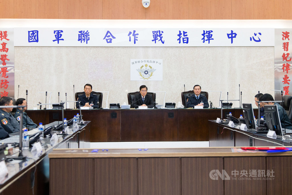 漢光35號電腦輔助指揮所演習,國防部長嚴德發26日在國軍聯合作戰指揮中心聽取簡報後,宣布指揮所演習結束,也再次強調保密重要性,演習資料絕對不可以外洩。(軍聞社提供)中央社記者游凱翔傳真 108年4月26日