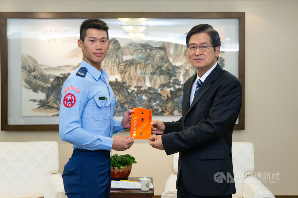 空軍儀隊黃士宸下士(左)5月將遠赴美國參加「世界儀隊錦標賽」,國防部長嚴德發(右)26日特地加油打氣,並致贈工作獎金,期待藉此讓更多人看見中華民國。(軍聞社提供)中央社記者游凱翔傳真 108年4月26日