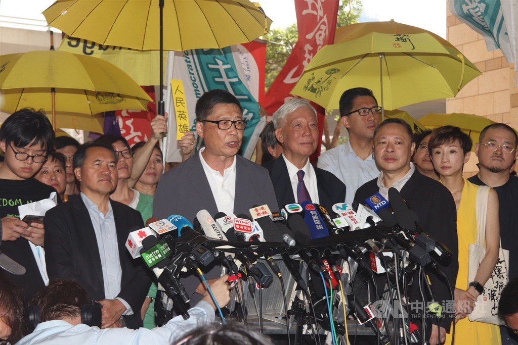 香港法院24日上午宣判占中案各名被告刑期前,9名被告包括「占中三子」進入法庭前向媒體發表簡單談話。中央社記者張謙香港攝 108年4月24日