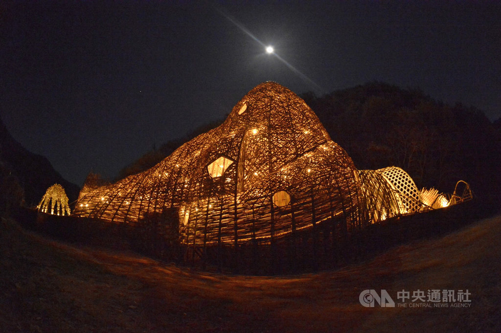 瀨戶內國際藝術祭2019於26日登場,台灣藝術家王文志推出作品「小豆島之戀」,他表示,這作品是在談空間,玄關、心靈跟開放表演的空間。(宋隆泉拍攝王文志提供)中央社記者楊明珠東京傳真 108年4月26日