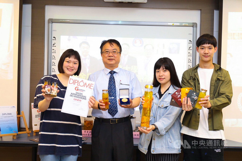 位於新竹市的中華大學在校內建置無菌室,成功栽種北冬蟲夏草,並委託食品工廠製成黃金蟲草咖啡、黃金蟲草紅棗枸杞風味飲等系列產品,日前在2019日內瓦國際創新發明展獲得3金獎項。(中華大學提供)中央社記者魯鋼駿傳真 108年4月26日
