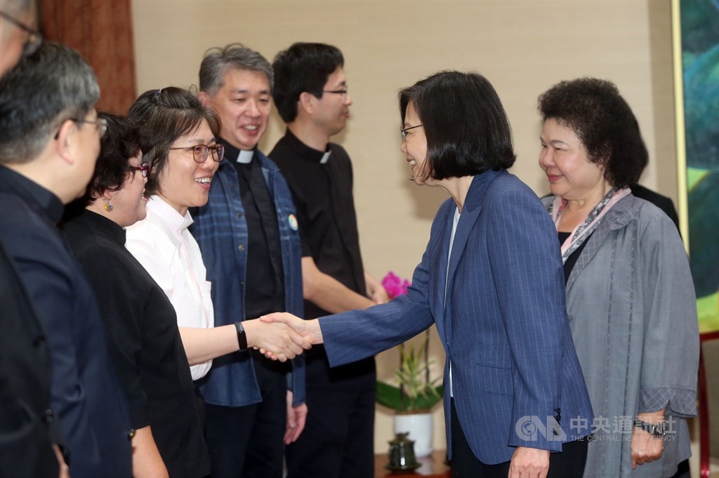 總統蔡英文(右2)26日下午由總統府秘書長陳菊(右)陪同,在總統府接見台灣基督長老教會牧師,一一與他們握手致意。中央社記者鄭傑文攝 108年4月26日