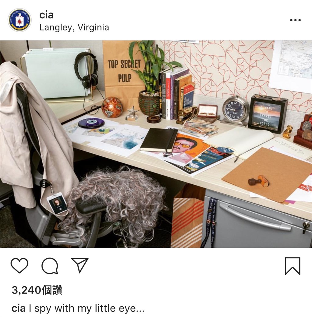美國中情局25日在社群網站Instagram開設官方帳號,上傳首張照片是一張擺滿物品的書桌。(圖取自CIA Indtagram網頁instagram.com/cia)