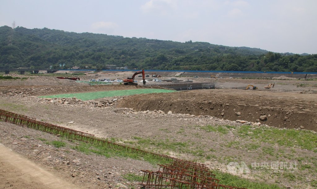 經濟部水利署在南投縣草屯鎮建造鳥嘴潭人工湖,完成後可更穩定南投與彰化供水,並透過水域景觀及綠地營造優質環境,助南投發展觀光。中央社記者蕭博陽南投縣攝 108年4月26日