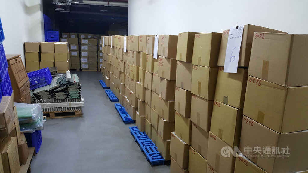 經濟部智慧財產局現存500多萬卷檔案,3間檔案室共約7200坪存放空間爆滿,在釋出或新增新檔案室前,老舊檔案堆滿檔案室所有可利用的畸零角落。圖為深坑檔案室一隅。中央社記者廖禹揚攝 108年4月26日
