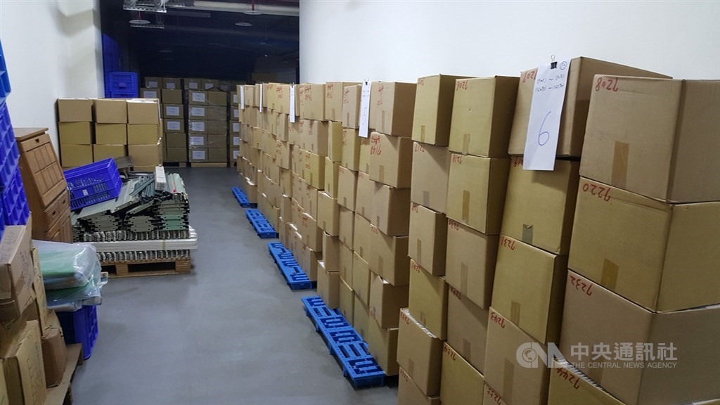 經濟部智慧財產局現存500多萬卷檔案,3間檔案室共約7200坪存放空間爆滿,在釋出或新增新檔案室前,老舊檔案堆滿檔案室所有可利用的畸零角落。圖為深坑檔案室一隅。中央社記者廖禹揚攝 108年4月26日