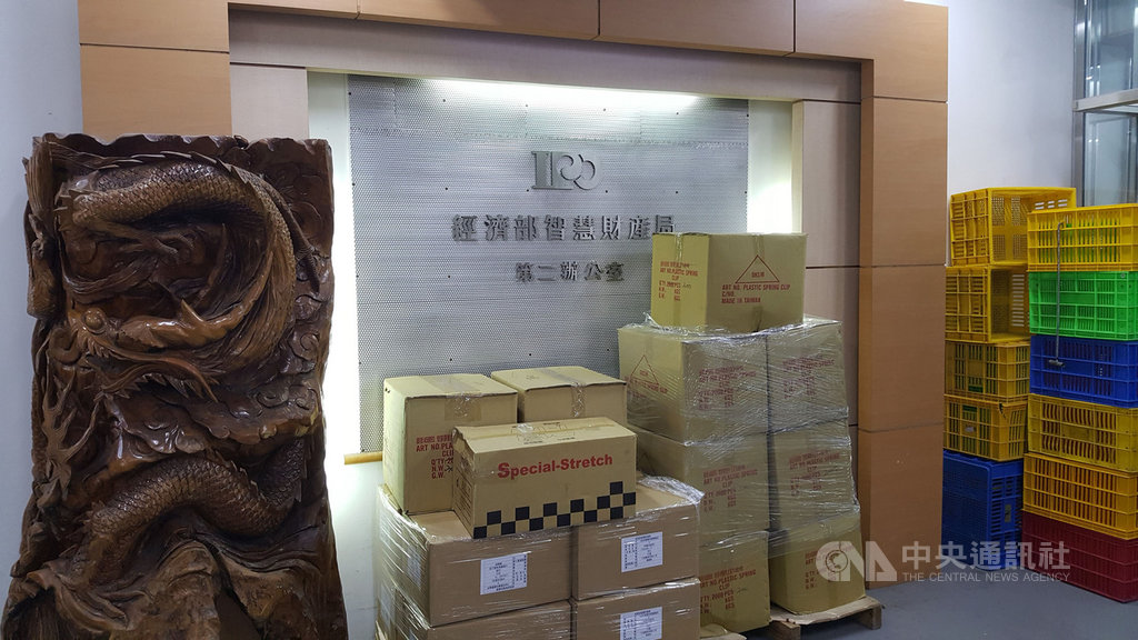 經濟部智慧財產局既有3間檔案室存放空間預估將在明年6月用盡,現存500多萬卷檔案幾乎塞滿檔案室空間,由於空間珍貴,購入新卷夾等用品只能暫放在辦公室門口。中央社記者廖禹揚攝 108年4月26日