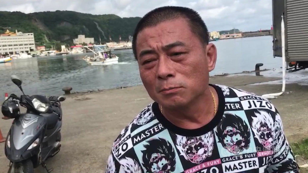 負責運送冰塊的羅姓男子(圖)26日上午疑不滿製冰公司交給他的冰塊數量不足,與公司人員發生口角,因而心生不滿,將製冰公司所屬3輛貨車開落入基隆市八斗子漁港。中央社記者王朝鈺攝 108年4月26日