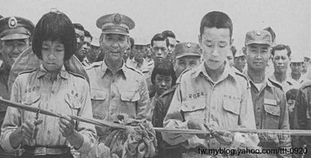 民國47年5月金門縣柏村國小舉行落成典禮,金防部司令官胡璉(2排左2)和砲兵指揮部指揮官郝柏村(2排左)邀請學生李孝泉(前右)、呂淑美(前左)剪綵。(柏村國小提供)中央社記者黃慧敏傳真 108年4月26日